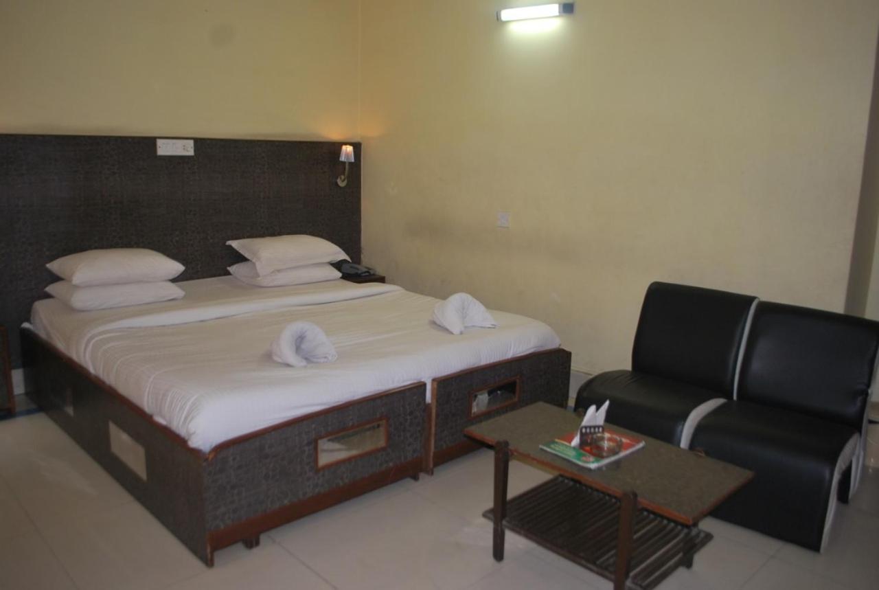 Hotel Heera International Calcutta Exterior foto